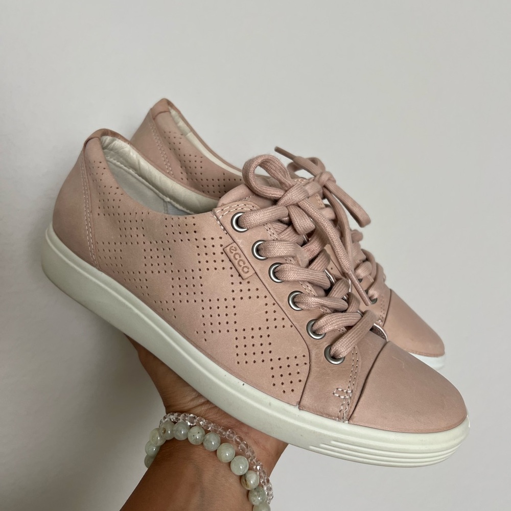 ⭐️ECCO Danish Design women’s leather sneaker Blush color Amazing!